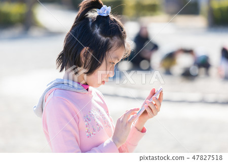 使用智能手機的小學學生 47827518