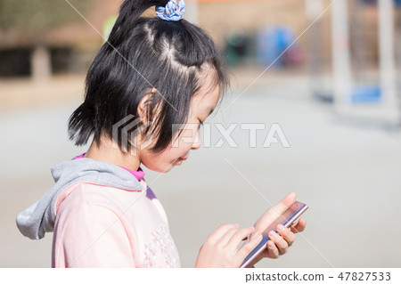 使用智能手機的小學學生 使用智能手機的小學學生 47827533