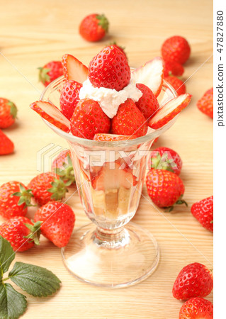 Strawberry parfait 47827880
