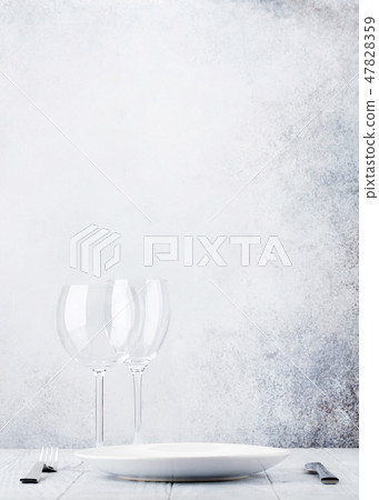 Dinner plate setting with cutlery 47828359