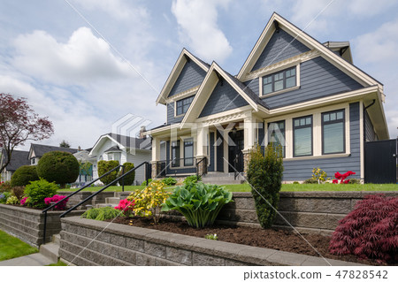 Luxury residential house with front yard over land terraces 47828542