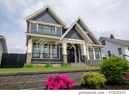 Luxury residential house with front yard over land terraces Luxury residential house with front yard over land terraces 47828547