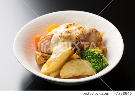 Sausage and fried potato dishes 47828946