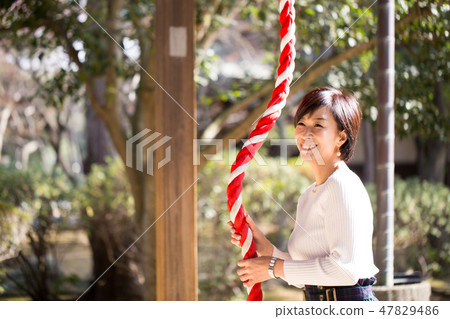 Shinto shrine visiting, bow-telling manual for 2 foreigners travelers (2 referee clapping editor version) Shinto shrine visiting, bow-telling manual for 2 foreigners travelers (2 referee clapping editor version) 47829486