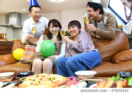 派對場景男人和女人 47830162