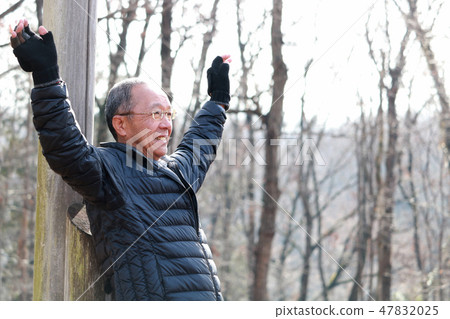 在森林裡深呼吸的老人 在森林裡深呼吸的老人 47832025