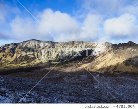A mountain ranged from Sengaku Mountain from Mt. Asama 47833004