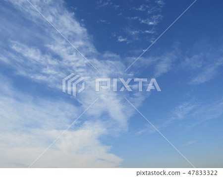 冬天藍天和白色雲彩 47833322