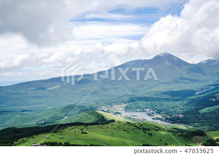 Tateshina和Shirakaba湖看法從Carshan推力 Tateshina和Shirakaba湖看法從Carshan推力 47833625