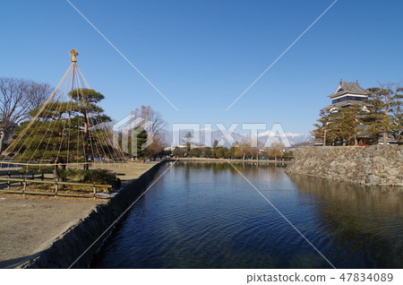 Shinshu National Treasure Matsumoto Castle in winter Northern Alps of the snowfall and the castle tower of the Warring States period Matsumoto Tourism Center 47834089