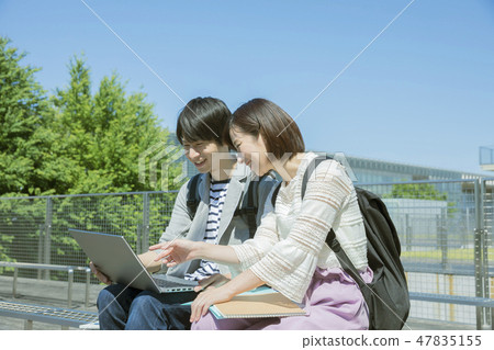 大學校園生活大學生看室外電腦 大學校園生活大學生看室外電腦 47835155
