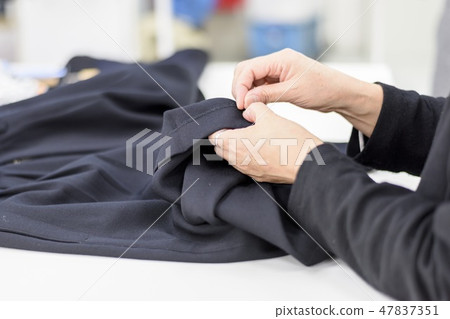 女人穿著縫紉按鈕 47837351