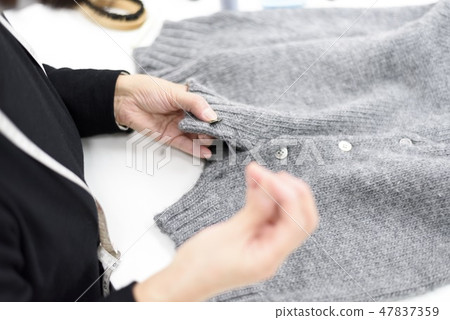 女人穿著縫紉按鈕 女人穿著縫紉按鈕 47837359