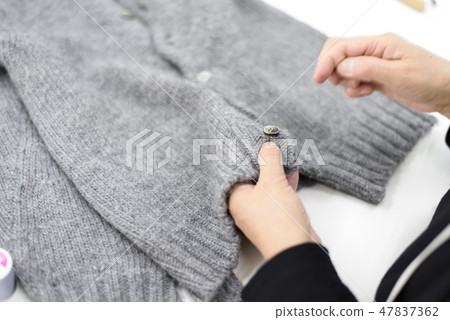 女人穿著縫紉按鈕 女人穿著縫紉按鈕 47837362