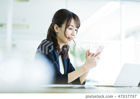 營業所婦女會議個人計算機女商人 營業所婦女會議個人計算機女商人 47837787
