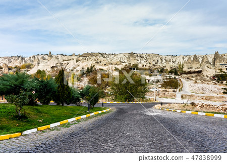 岩層風景被看見在卡帕多細亞鵝卵石傾斜 岩層風景被看見在卡帕多細亞鵝卵石傾斜 47838999