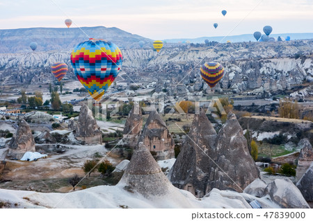 漂浮在岩層的很多氣球 漂浮在岩層的很多氣球 47839000