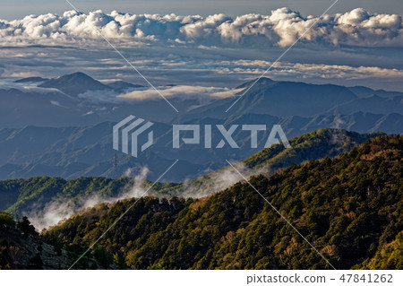 從菩薩看見的清早雲彩流動的山脈 47841262