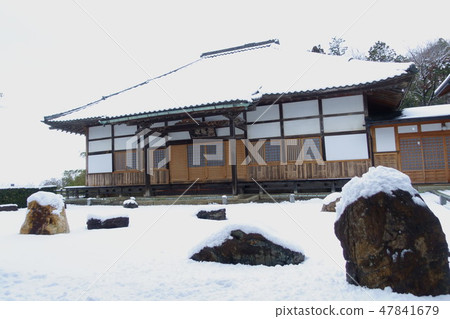 在彥根市,滋賀縣,大廳和羅漢石園,是天寧寺的雪景 在彥根市,滋賀縣,大廳和羅漢石園,是天寧寺的雪景 47841679