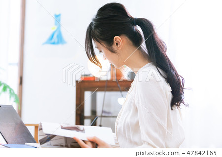 Business 20's fashionable fashionable casual Business 20's fashionable fashionable casual 47842165