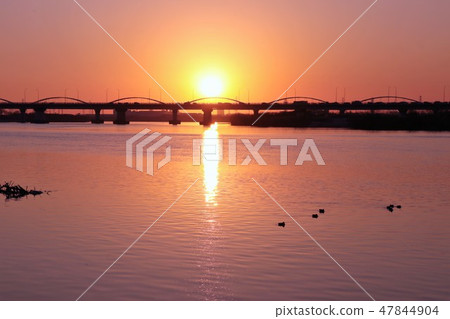 Sunset over the Yodogawa Hirakata Bridge & sunset over the sky: Hirakata, Osaka Sunset over the Yodogawa Hirakata Bridge & sunset over the sky: Hirakata, Osaka 47844904