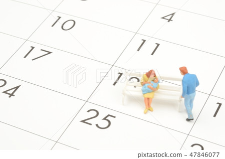 一個日曆和一對夫婦 47846077