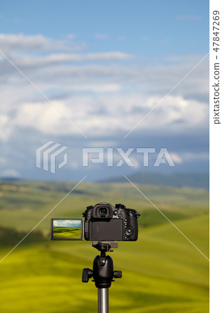 Dslr camera photographing Tuscany hills Dslr camera photographing Tuscany hills 47847269