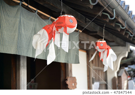 The streets of white walls The streets of white walls 47847544