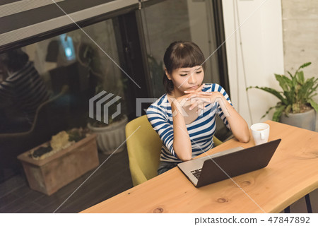woman using laptop woman using laptop 47847892