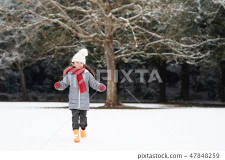 使用在一個多雪的公園的女孩 47848259