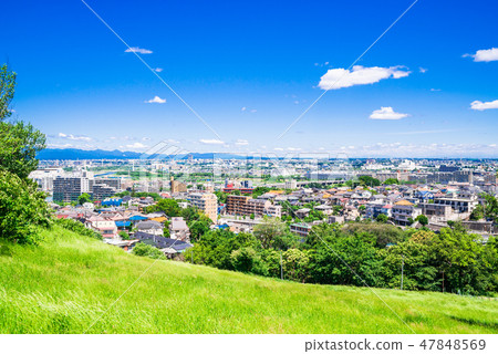 新鮮的綠色山丘和住宅區 新鮮的綠色山丘和住宅區 47848569