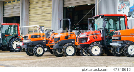 橙色拖拉機 47848613