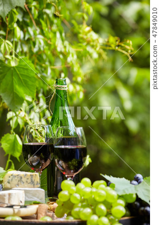Old wooden barrel with bottle and glass Old wooden barrel with bottle and glass 47849010