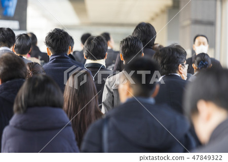 在冬天商人後的通勤者風景 在冬天商人後的通勤者風景 47849322