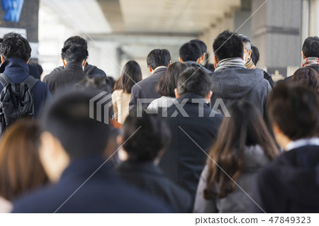 在冬天商人後的通勤者風景 在冬天商人後的通勤者風景 47849323