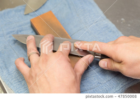 Men polishing knives 47850008