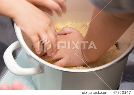 幫助手工製作味噌的孩子 47850347