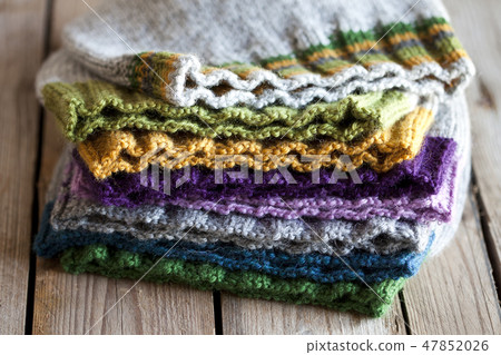 Multicolored knitted hats 47852026