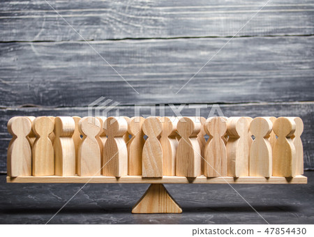 A large crowd of people on the scales.  47854430