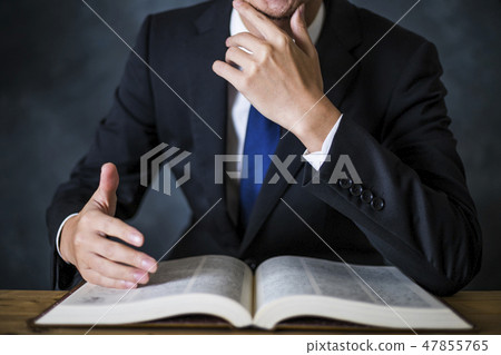 A man with a suit to consult 47855765