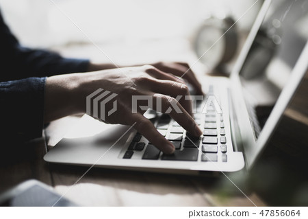 研究計算機的婦女 47856064