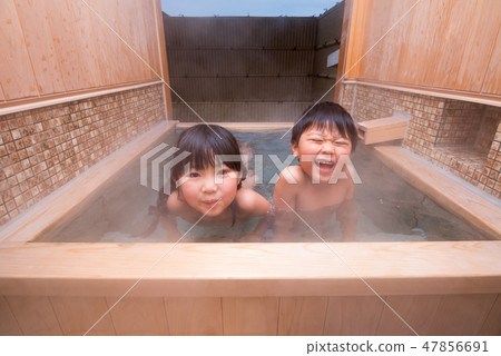 一個孩子進入溫泉 47856691