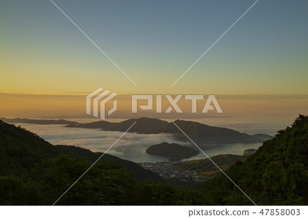 Sea of clouds and morning glow in Setouchi 47858003