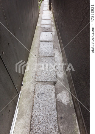 在Kagurazaka東京日本nihon胡同道路後的石路面 47858921
