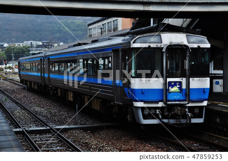Limited Express Kenzan who is stopping at Awa Ikeda station (Kiha 185 series) 47859253