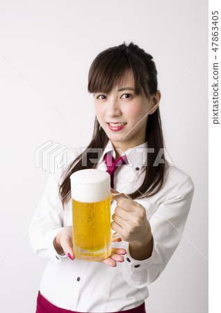 有啤酒杯的一名婦女 有啤酒杯的一名婦女 47863405
