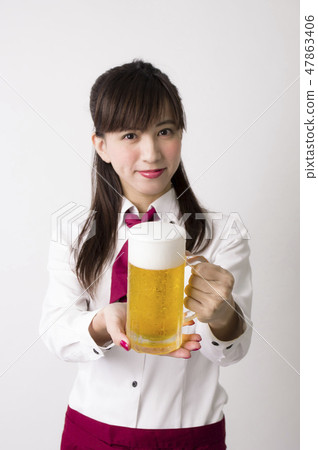 有啤酒杯的一名婦女 47863406