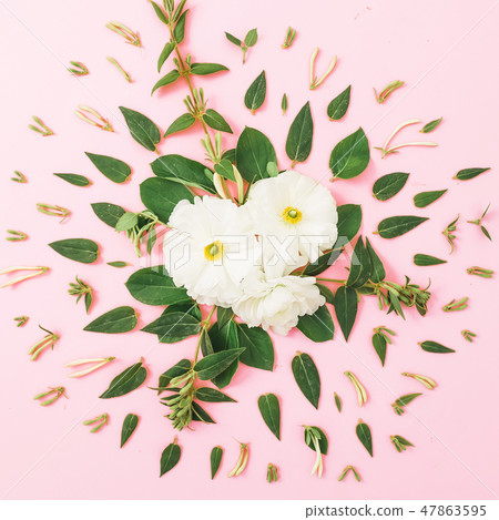 Floral pattern with white spring flowers and leaf 47863595