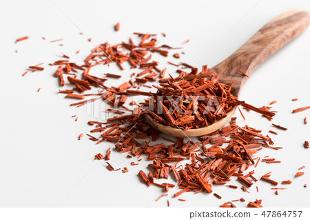 Pieces of sandalwood on a wooden spoon  47864757