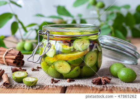 Preparation of tincture from unripe walnuts Preparation of tincture from unripe walnuts 47865262